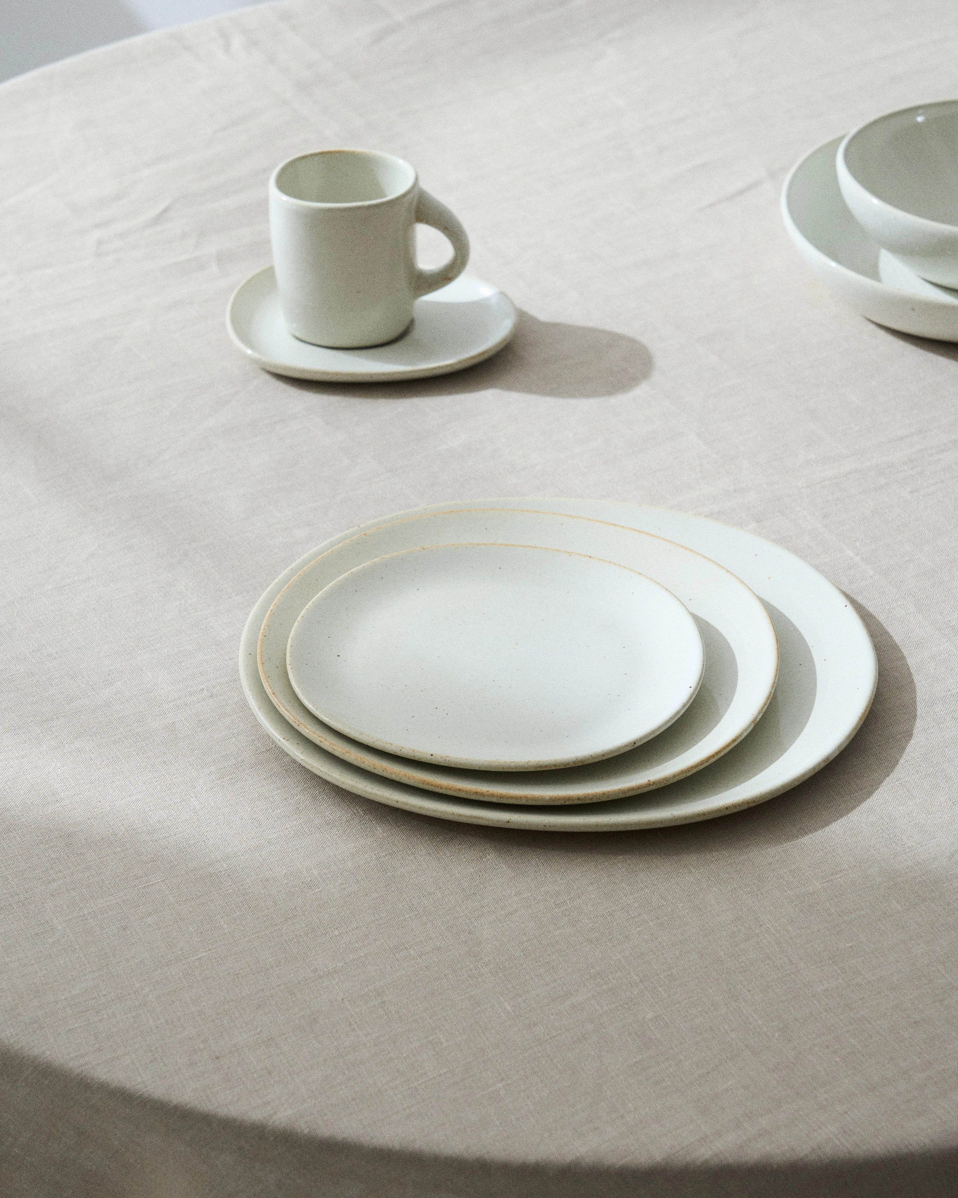 Breakfast plate off-white Out of lines