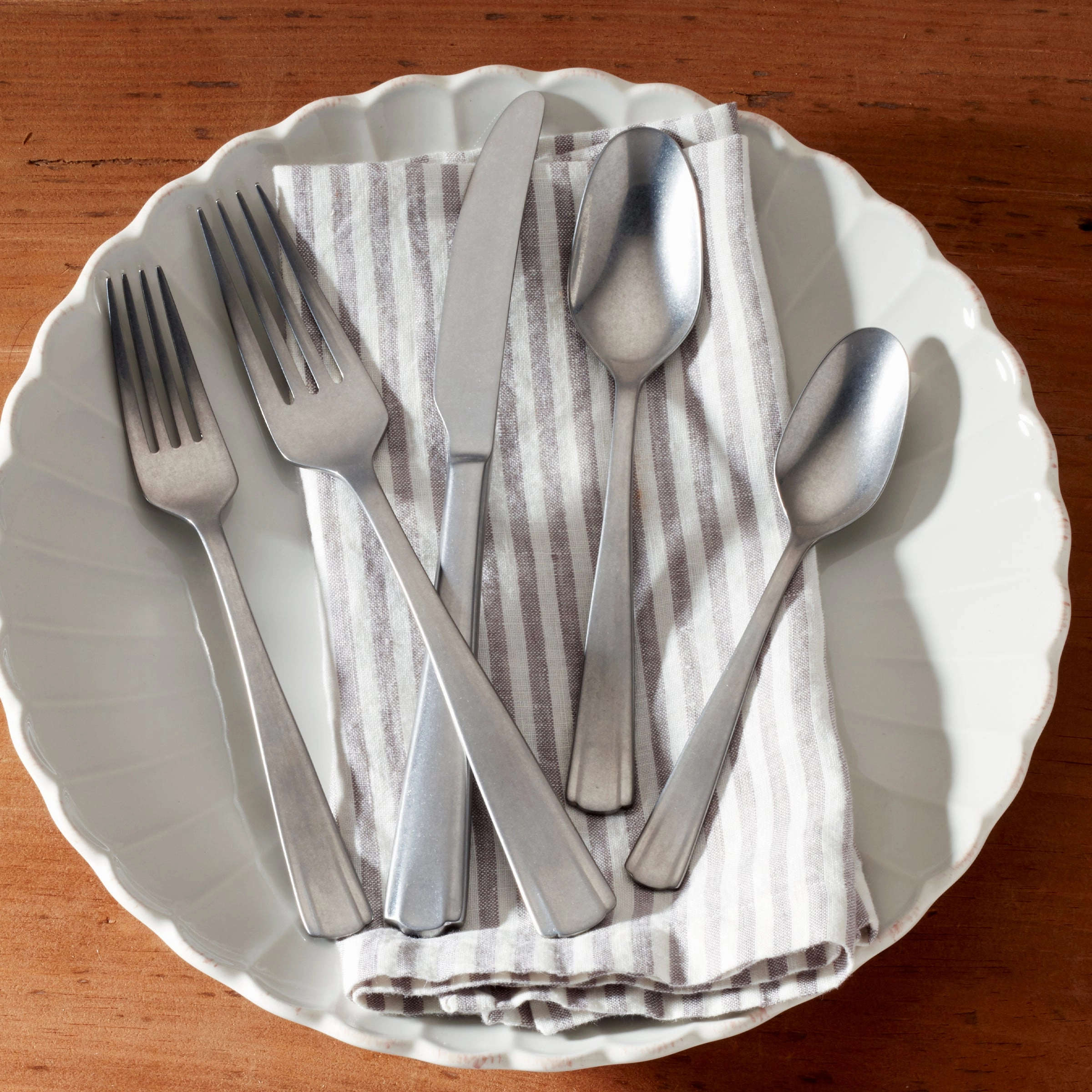 French Perle Scallop Vintage 65 Piece Flatware Set