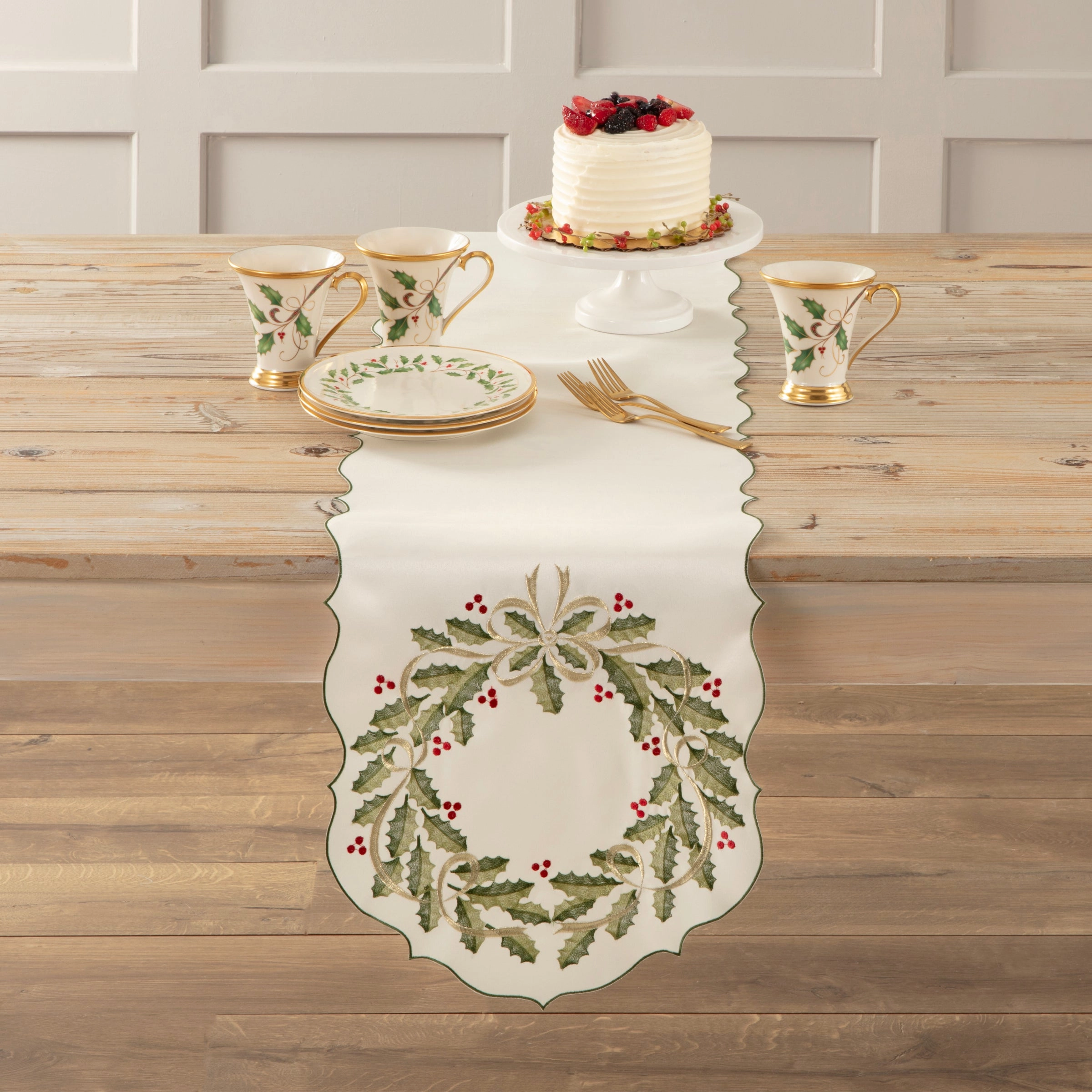 Holiday Nouveau Wreath 14X72 Table Runner