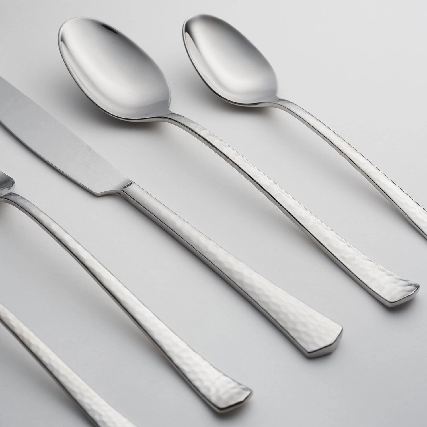 Reagan Mirror Hammered 20 Piece Flatware Set