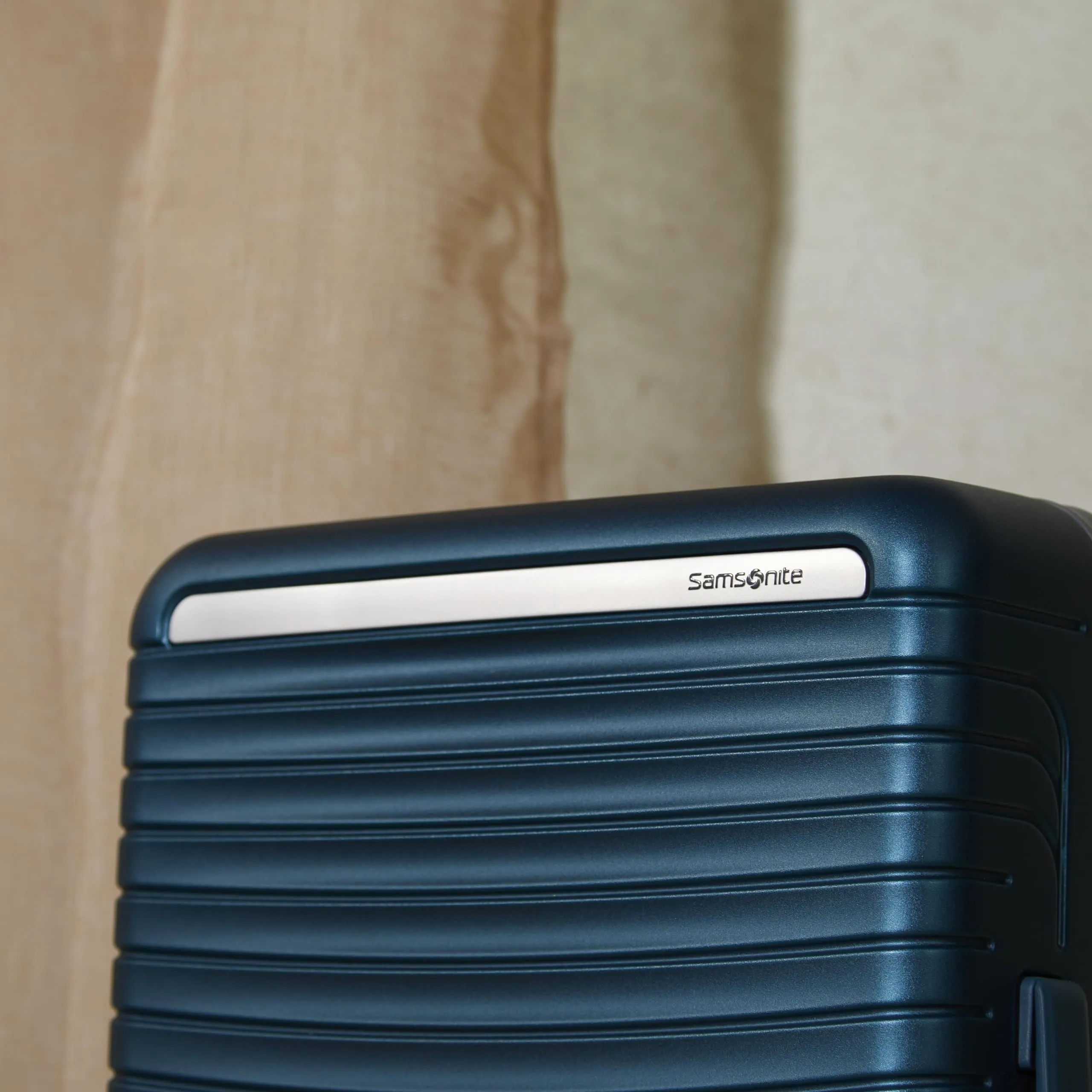 Samsonite Framelock Max Hardside Luggage with Spinner Wheels, Lightweight zipper-less (Carry-on Spinner) Bags Samsonite
