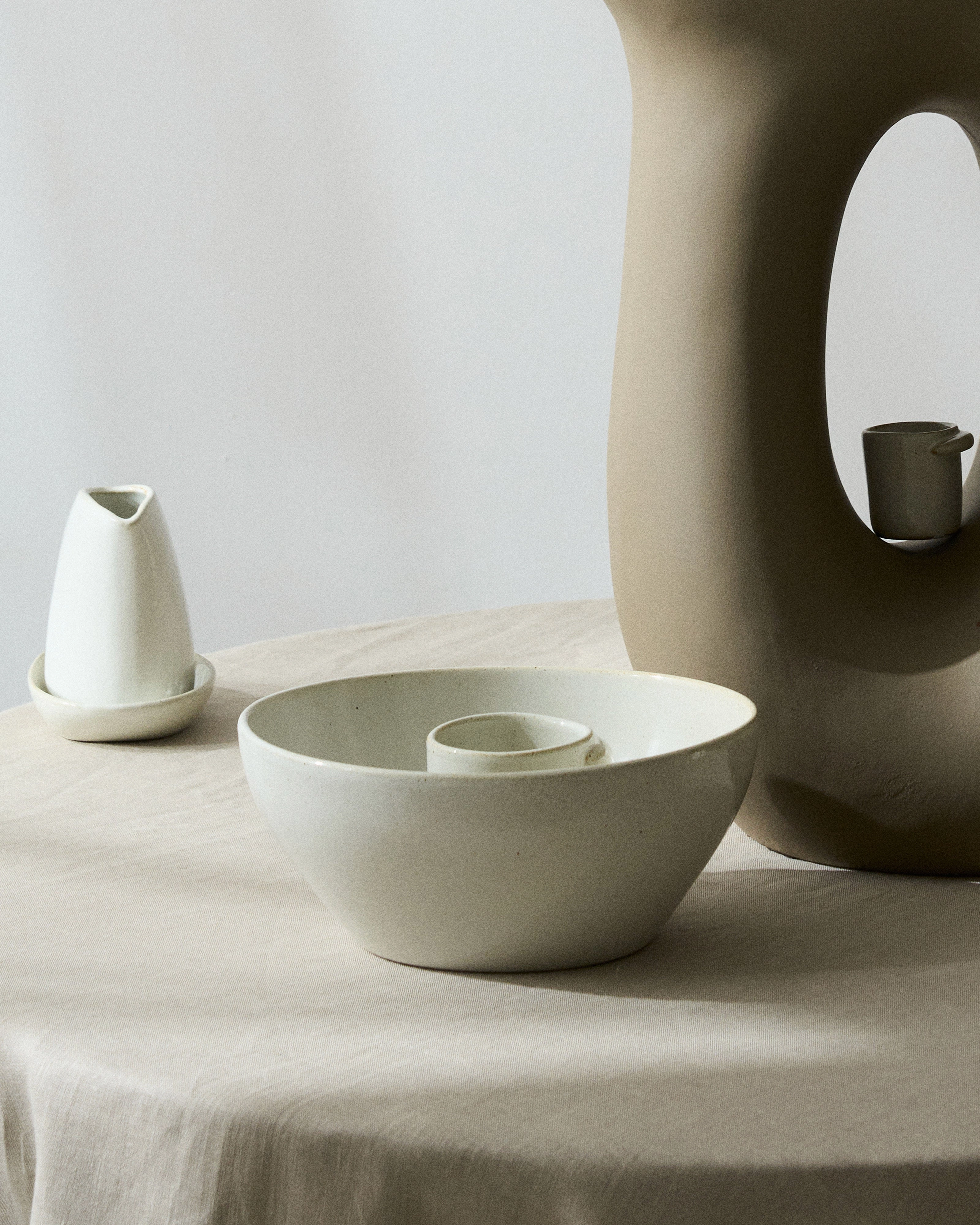 Serving bowl off-white Out of lines