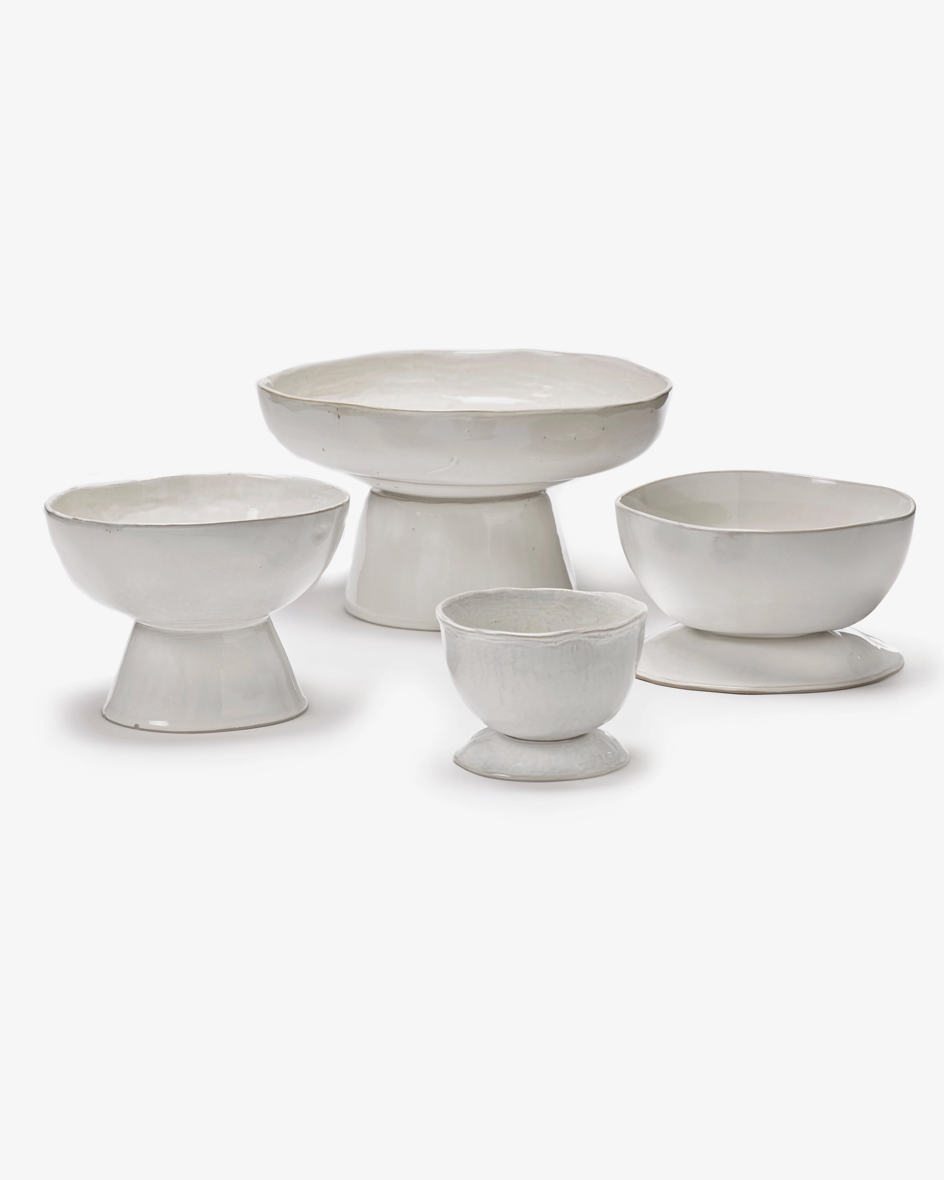 Serving plate on foot off-white La Mre