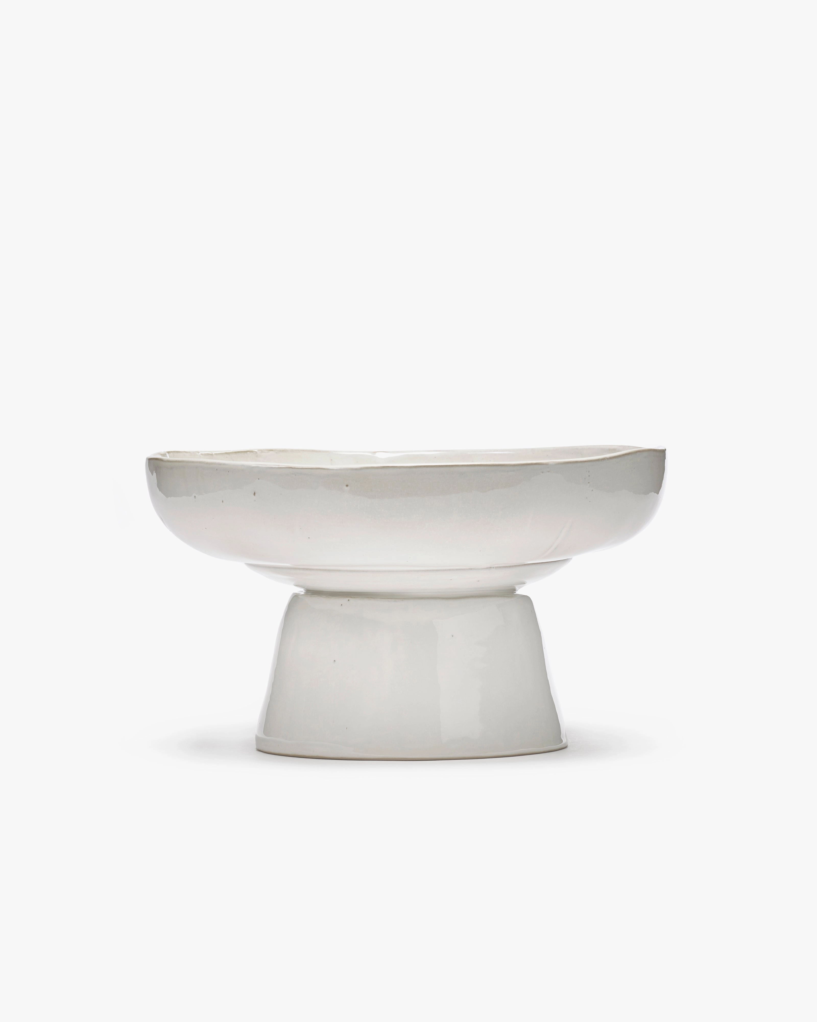Serving plate on foot off-white La Mre