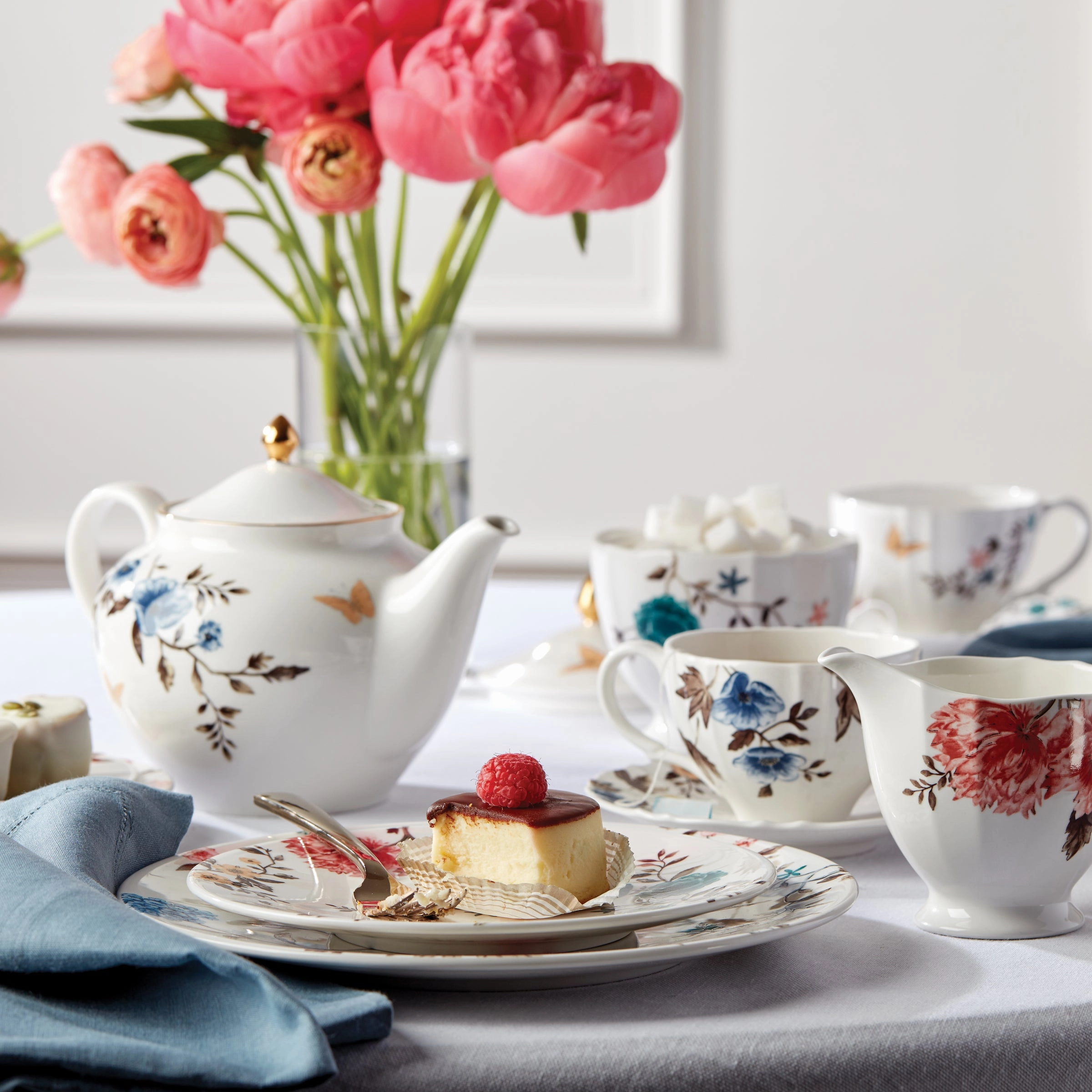 Sprig & Vine Teapot - White